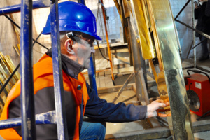 В Москве отреставрировали скульптуру «Литейщик и кузнец»