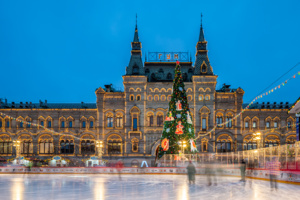 Департамент градостроительной политики установил елку в ГУМе и принял участие в оформлении катка