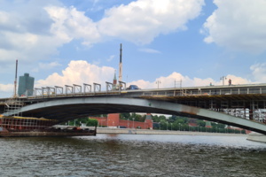 На правобережной части Большого Каменного моста кладут асфальт