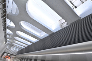 На станции БКЛ метро «Текстильщики» монтируют потолочные светильники