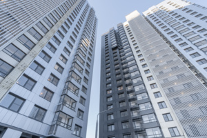 Еще 2,7 тысячи жителей ВАО оформили документы на квартиры по реновации