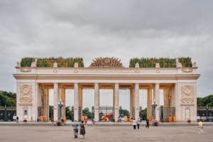 В Парке Горького открылся арт-объект «Время вперед»