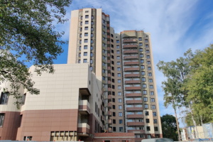 В проблемном ЖК «Малыгина, 12» монтируют балконные витражи