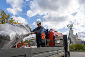 На ВДНХ отреставрируют деревянные скульптуры павильона «Советская печать»