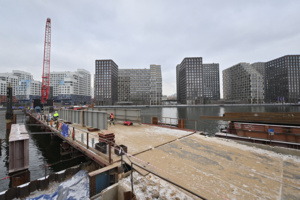 Собянин осмотрел строящийся велопешеходный мост в Нагатинском затоне