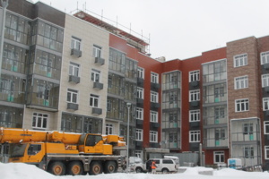 В доме №1 проблемного ЖК «Легенда» начался монтаж подъемников для маломобильных граждан