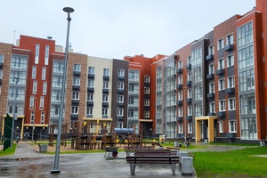 Началась укладка финишного слоя асфальта во дворе проблемного ЖК «Легенда»