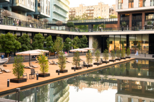 Зона отдыха с прудом и ландшафтной подсветкой создана в центре Москвы