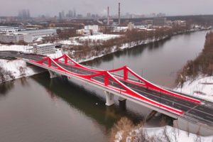 Ярко-красный мост через Москву-реку соединил районы Хорошёво-Мнёвники и Филёвский парк