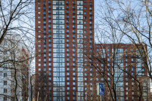 Свыше 50 семей переехали в новостройку по реновации на улице Артюхиной