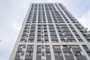 Более 400 москвичей заключили договоры на квартиры в новом доме по программе реновации на улице Авиационной