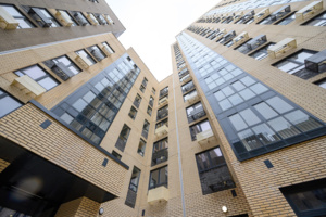 Более 460 москвичей приступают к переселению в новый дом по реновации на Ереванской улице