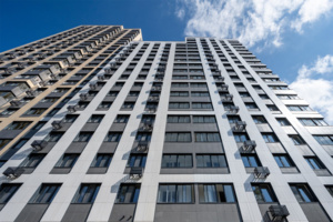 Более 400 человек заключили договоры на жилье по реновации в новом доме на улице Милашенкова