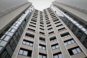 Во дворе проблемного ЖК «Квартал Триумфальный» уложили первый слой асфальта