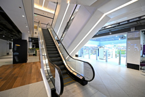 Здание с офисами и развлекательным центром построили на улице Авиаторов