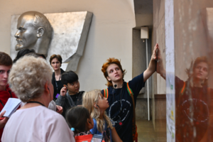 В рамках форума «Москва 2030» прошла экскурсия по метро для семей участников СВО