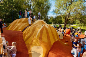 Игровой комплекс в виде гигантского кота появился в Парке Горького