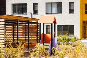 12 прогулочных зон с игровыми площадками обустроили в детском саду в Коммунарке