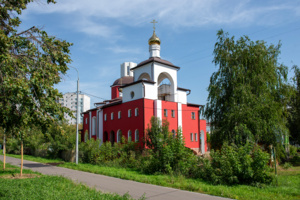 Главный купол и крест увенчали первый в Москве храм Симеона Верхотурского