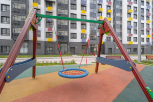 Почти 140 детских и спортивных площадок оборудовали во дворах новостроек по реновации в СВАО