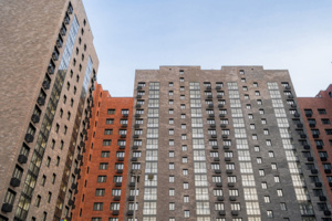 Жильцы около 230 старых домов переехали или переселяются по реновации в ВАО