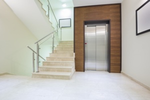 Четыре социальных объекта Москвы оборудуют лифтами