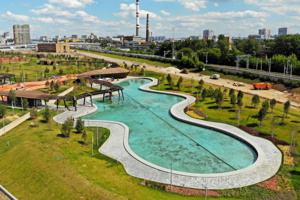 Гусеница-пергола, голубая лагуна, деревья и цветники: парк «Тюфелева роща» на ЗИЛе