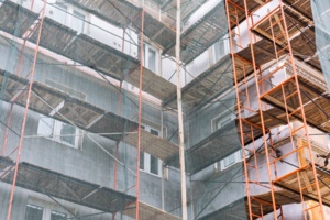 Два аварийных здания восстановят на юге столицы и в ТиНАО