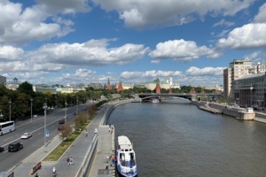 На правобережной части Большого Каменного моста начали укладывать асфальт