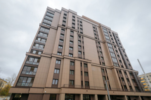 Москвичи заключили первые договоры на квартиры в новостройке на 5-й улице Соколиной Горы по программе реновации